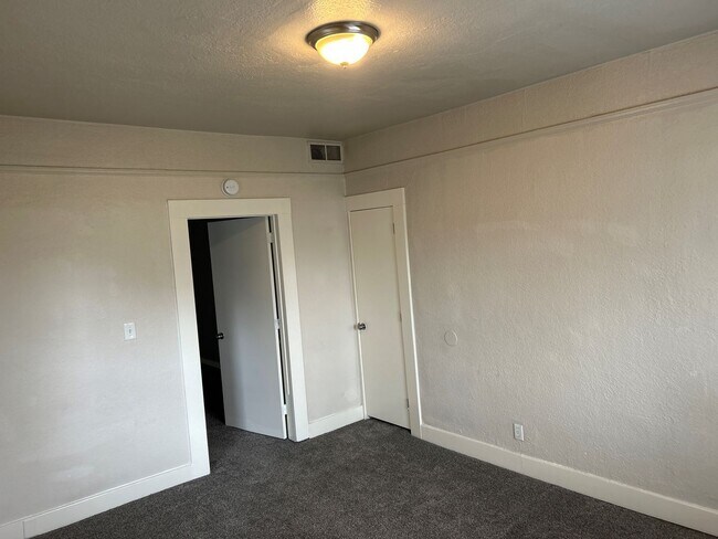 Building Photo - Y Street