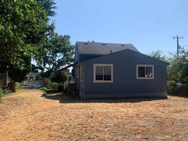 Building Photo - 722 28th Ave S