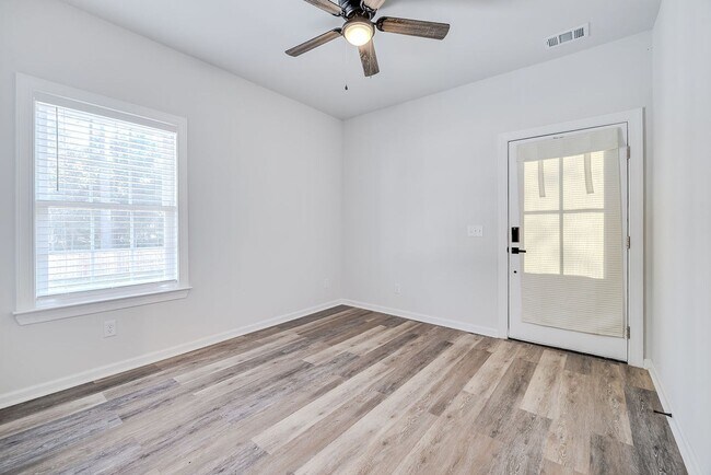 Building Photo - Like-New 4BR, 2.5BA Home with Privacy Fenc...