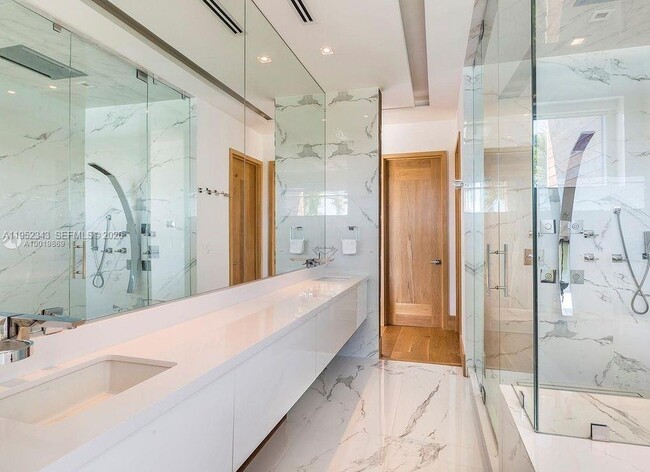 Building Photo - 321 E Dilido Dr