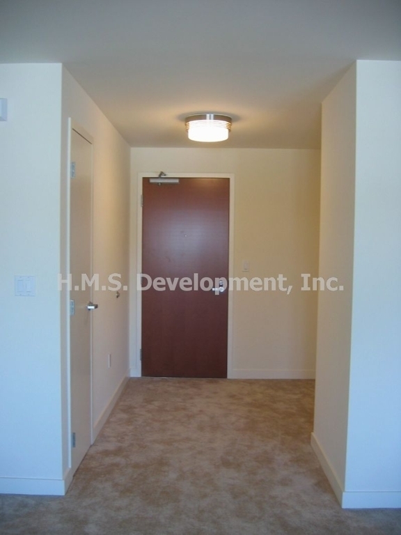 Building Photo - $3095 - 2 Bd/2 Ba Executive Condo in Beaut...