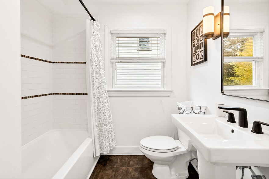 Building Photo - 1140 Trumbull Ave SE