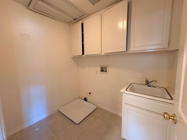 Building Photo - 4 Bed, 3 Bath in Corona!