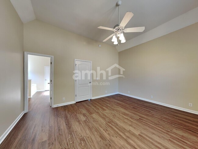 Building Photo - 4002 Greentree Ct