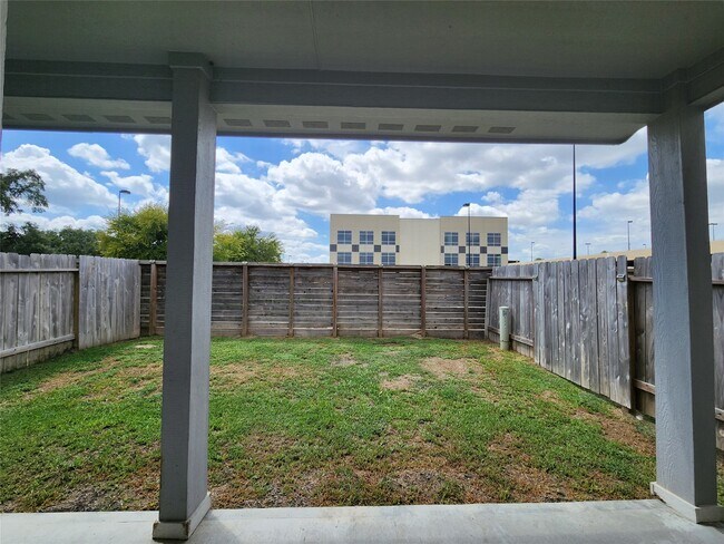 Building Photo - 1513 Lakeline Oak Dr