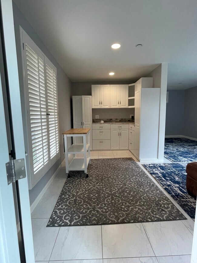 Building Photo - 1246 Temple Ter