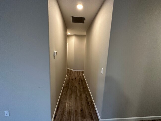 Building Photo - 553