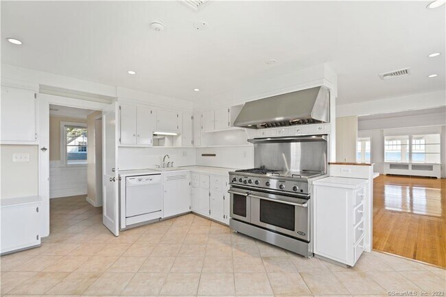 Building Photo - 23 Soundview Dr