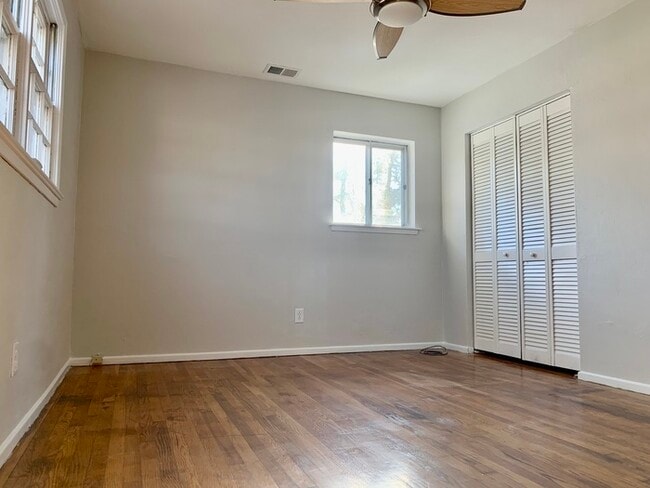 Building Photo - 3 BEDROOM HOME FOR RENT IN OAKWOOD FARMS!