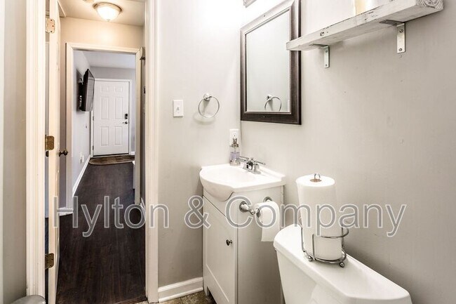 Building Photo - 222 W 31st St