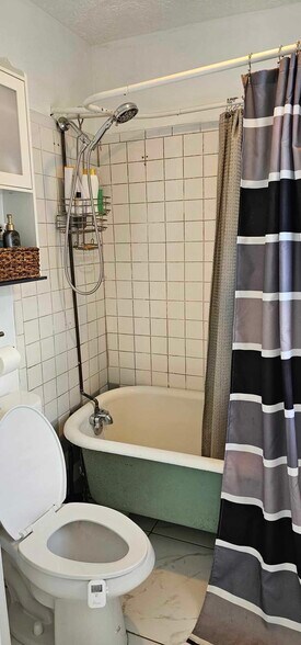 Shower tub combo - 607 Gaskill St SE