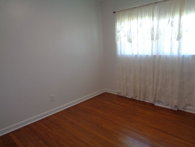 Building Photo - Well-Maintained 2 Bedroom House for Rent