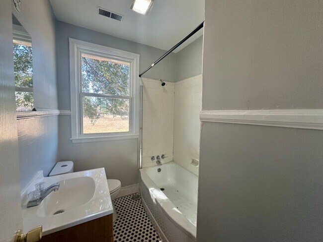 Building Photo - 716 Miller Rd