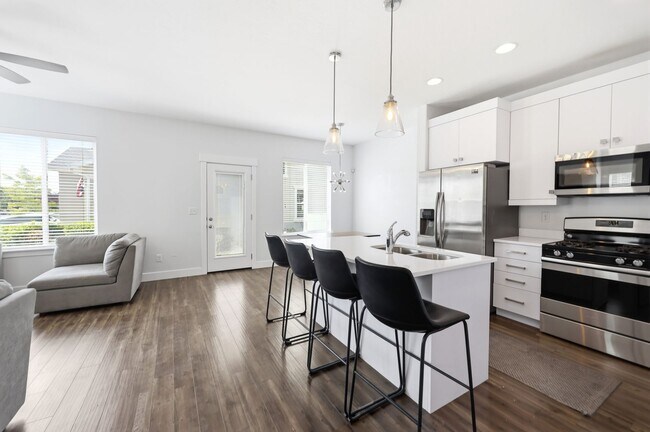 Building Photo - Waters Edge Townhome