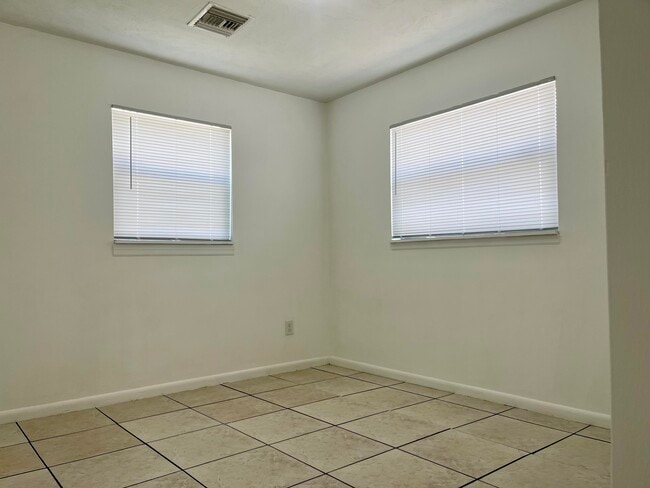 Building Photo - 395 Schoolhouse Ln