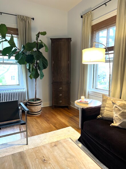 Building Photo - 250 E Market St