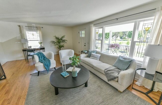 Building Photo - 402 E Calumet Rd