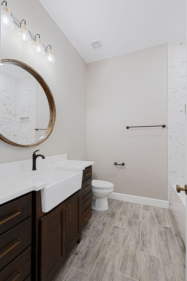 Building Photo - 405 Waggoner Ln