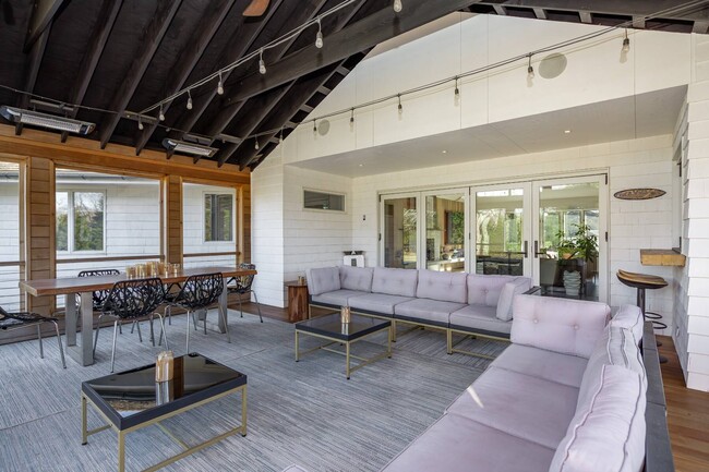 Building Photo - 89 Pantigo Rd