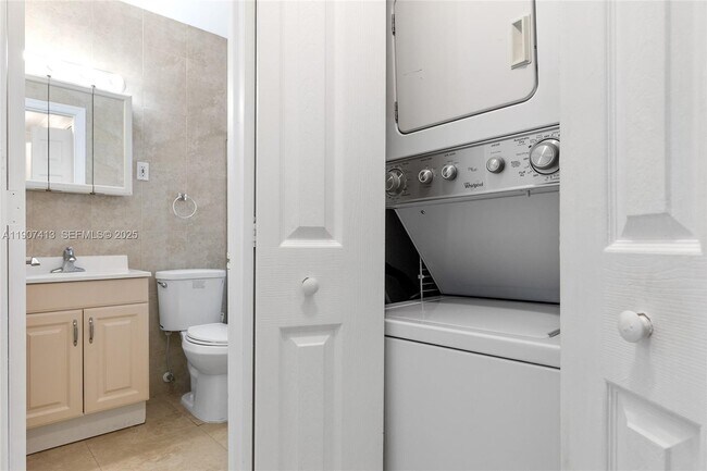 Building Photo - 81 Edgewater Dr