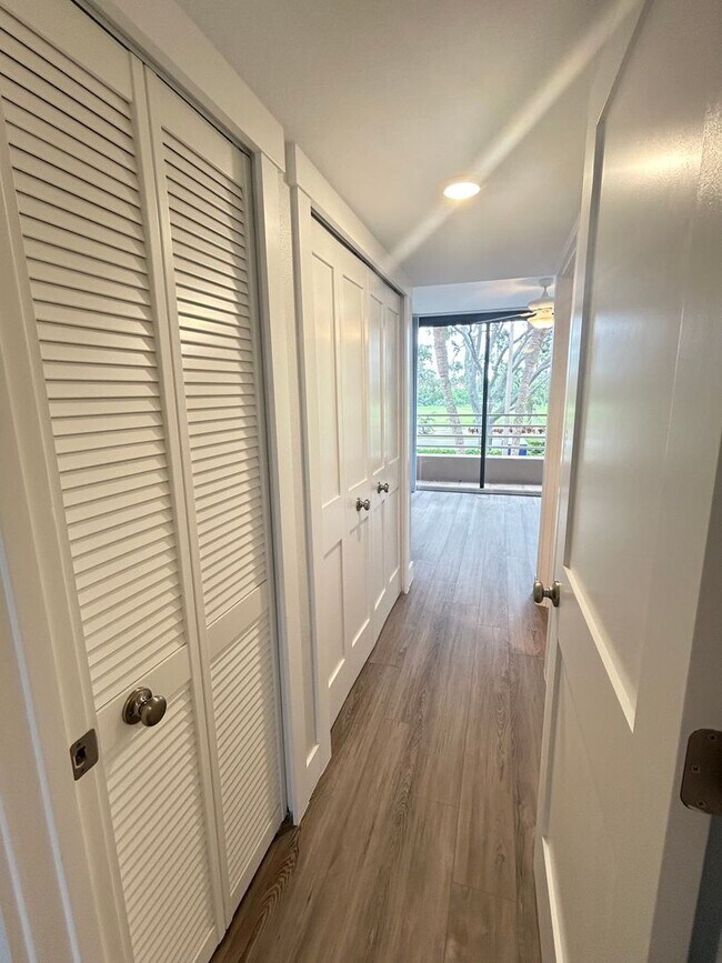 Building Photo - Beautifully Remodeled 2/2 Waterfront Unit in Gated Community!