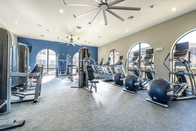 Building Photo - More Space, More Savings – Up to 4 Weeks F...