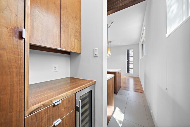 Building Photo - 105 Willard St