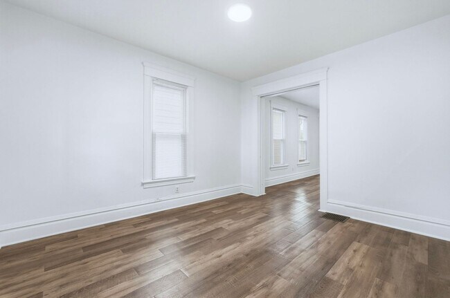 Building Photo - 3-Bed, 2-Bath Home with Large Kitchen & De...