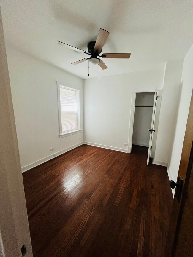 Building Photo - 5133 W Wrightwood Ave
