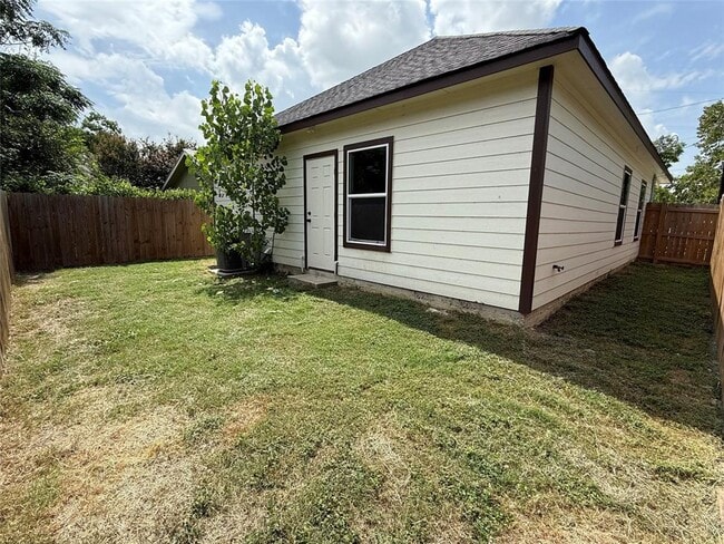 Building Photo - 811 5th