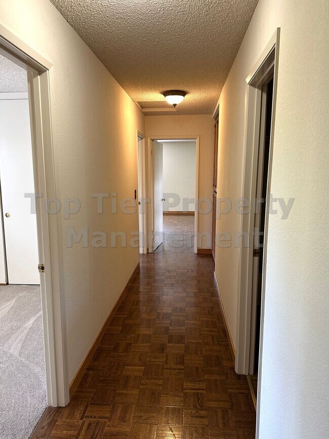 Building Photo - Spacious 4 Bed/2 Bath /1,970 square foot h...