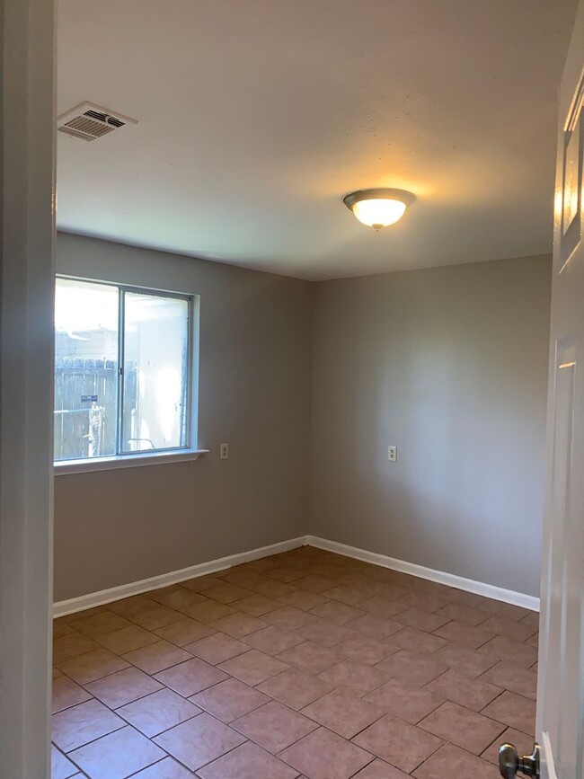 Building Photo - 8710 Dinkins St