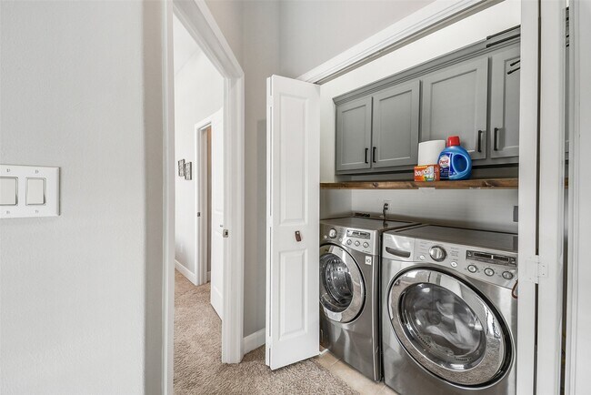 Building Photo - 904 Roy St