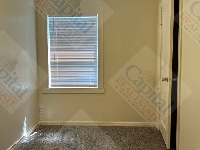 Building Photo - 806 Bell Dr