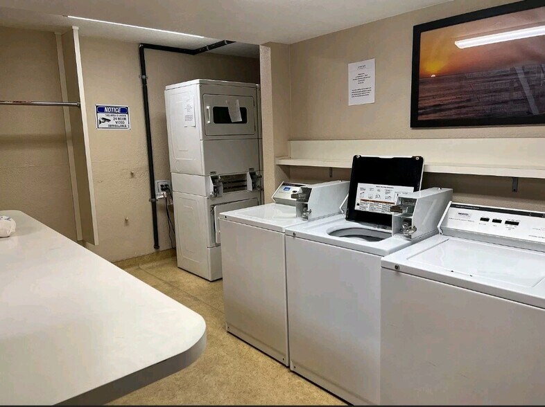 Community Laundry Room - 5051 La Jolla Blvd