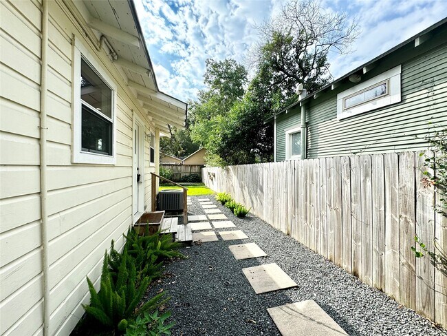 Building Photo - 1035 Louise St