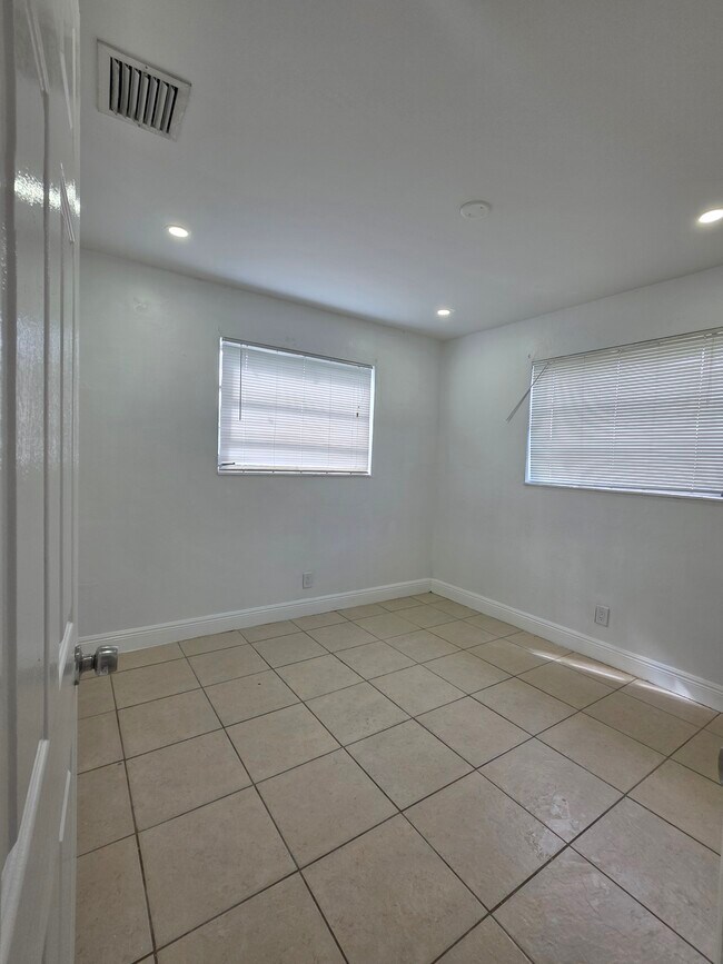 Building Photo - 681 SW 29th Ter