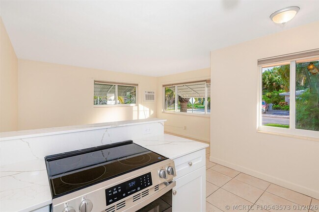 Building Photo - 2581 NE 11th Ct