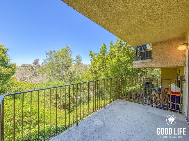 Building Photo - SD: Spacious 2BD/2BA Condo in Hillcrest with Private Balcony, Community Pool & Tennis Court