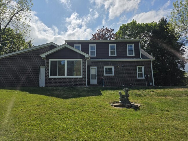 Building Photo - 87 W Surrey Ln
