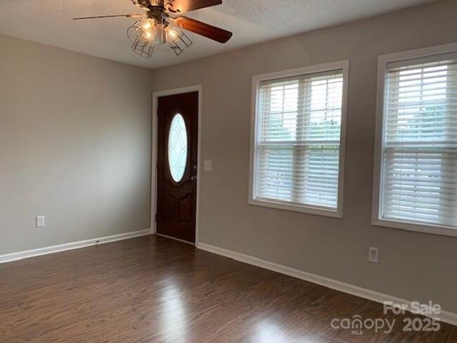 Building Photo - Move-In Ready 3 Bed, 2 Bath Home in Lenoir!