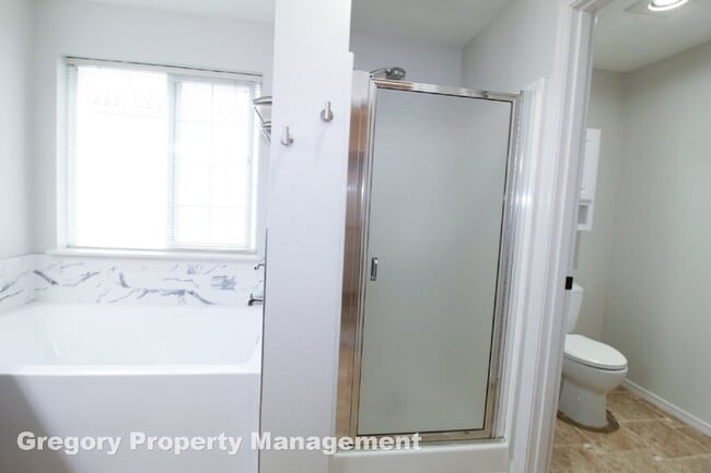 Building Photo - 2000 Village Green Dr