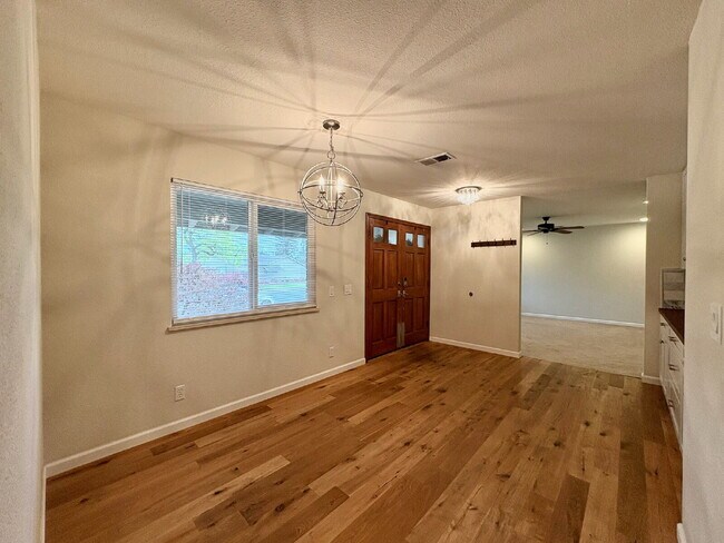 Building Photo - Spacious 3 Bedroom Gilroy Home with AC  & Attached Garage