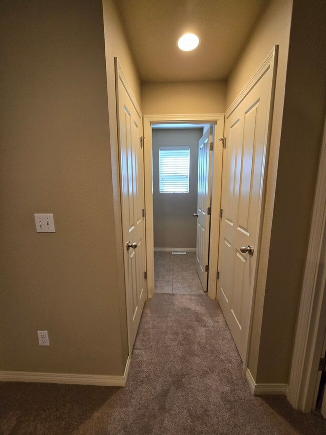 Building Photo - Small Dog Friendly 2 Bedroom 1.5 Bath Hous...