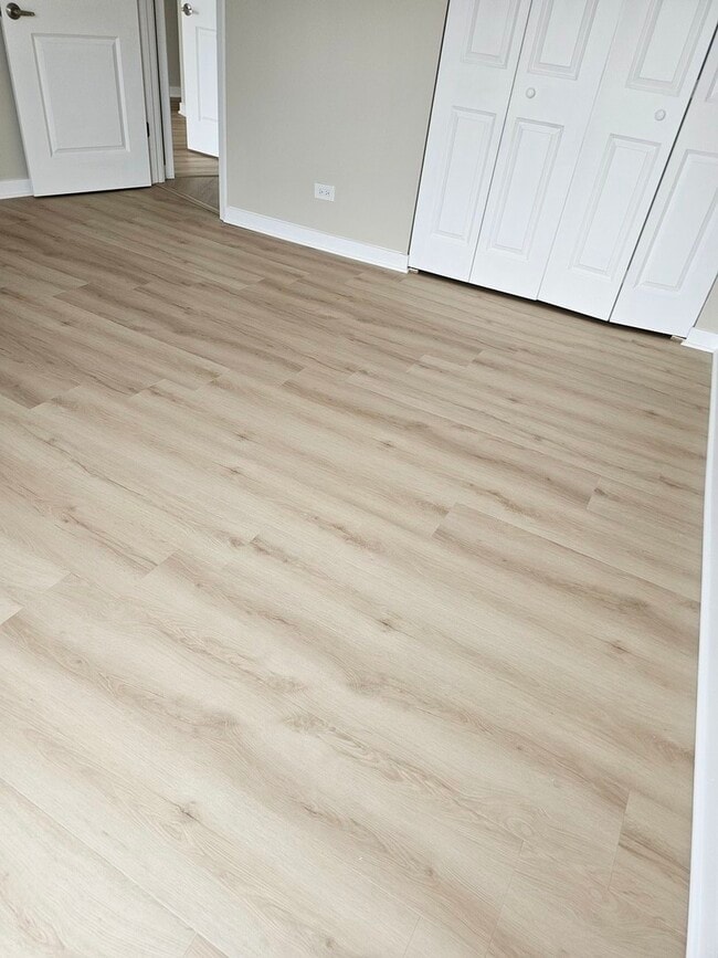 Building Photo - 3900 W 95th St