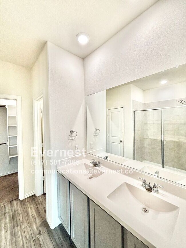 Building Photo - 4-Bedroom Home with Large Backyard and Con...