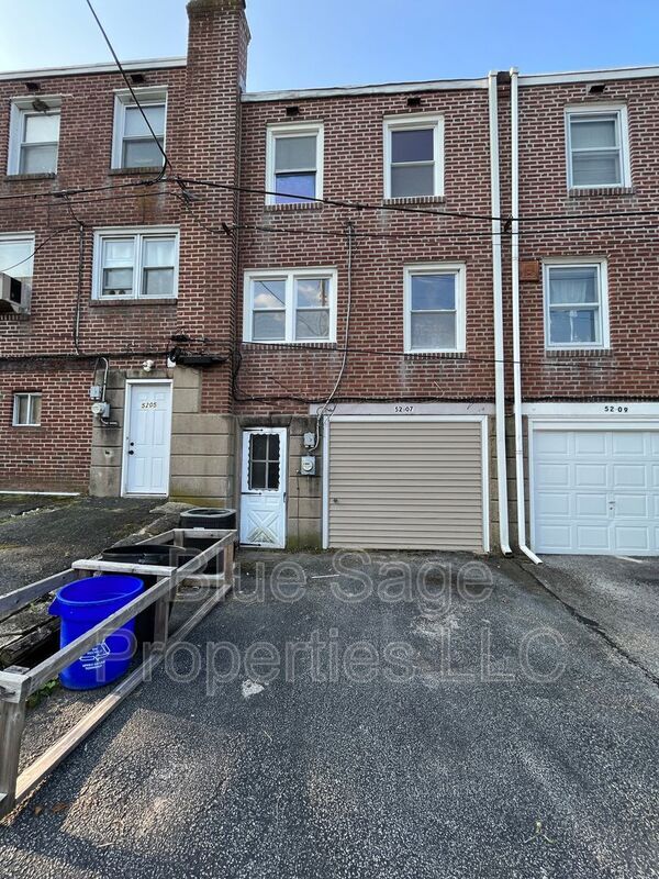 Building Photo - 5207 Westbrook Dr