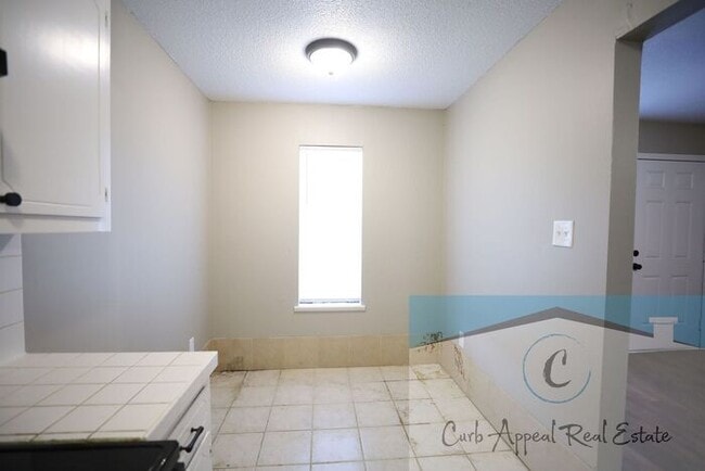 Building Photo - Recently renovated 1 bed, 1 bath apt - washer, dryer and utilities included!! HUD accepted!