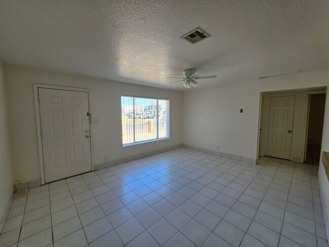 Building Photo - 331 W Carson Rd