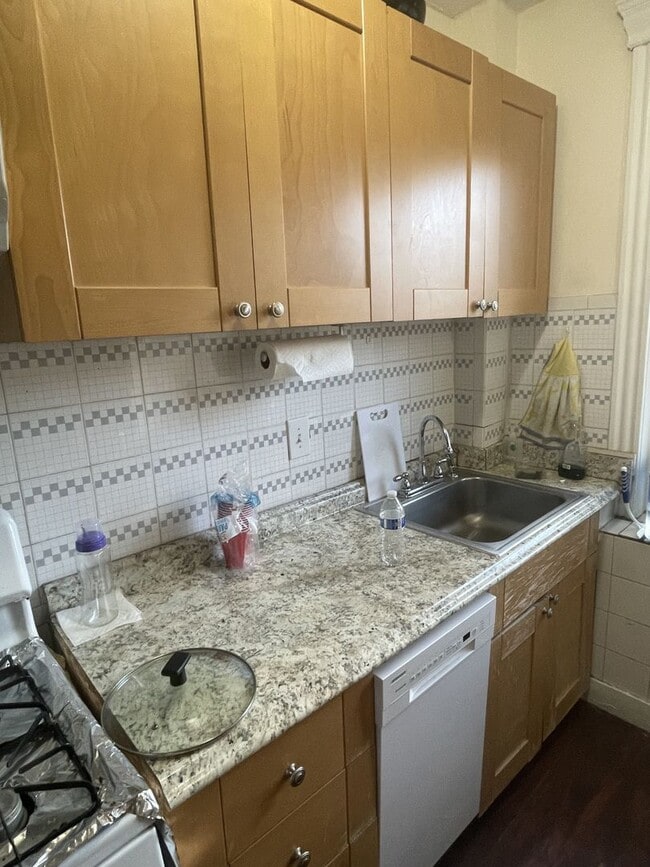 Building Photo - 2BR 1Bth unit. Heat/Hot Water included. Great location!